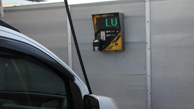İstasyona takılan PayWash okuyucusu ve LED bilgi paneli
