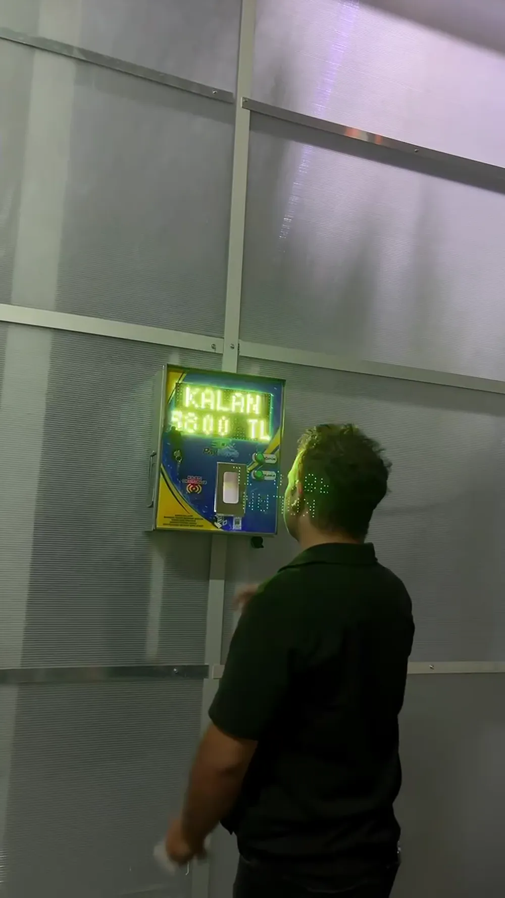 İstasyon LED panelinde kart okutulduktan sonra kalan bakiye görünüyor